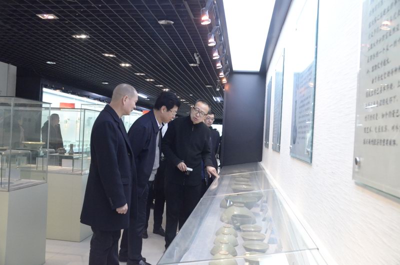 中国文联副主席、中国民协主席潘鲁生、河南省民协主席程建军参观访问了汝州青瓷博物馆
