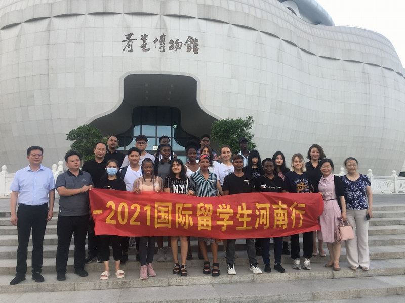 16个国家的19名在华留学生走进汝州青瓷博物馆，感受汝瓷魅力