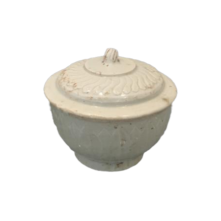 白釉外刻莲瓣纹盖碗