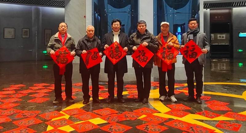 纳 福 迎 春 接 福 呈 祥